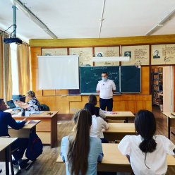 Беседа представителя ГИБДД со старшеклассниками 